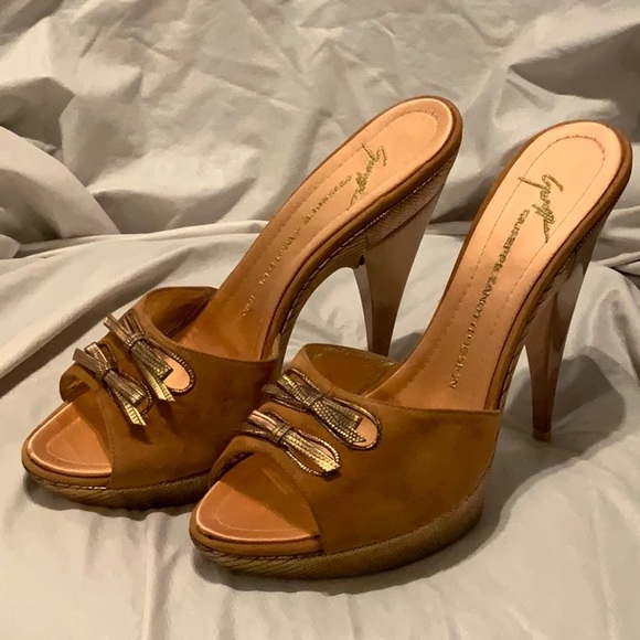 Peach suede sandal heels with open toe and bows - Picture 2 of 7